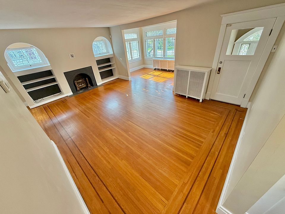 Living Room/ Sun Room