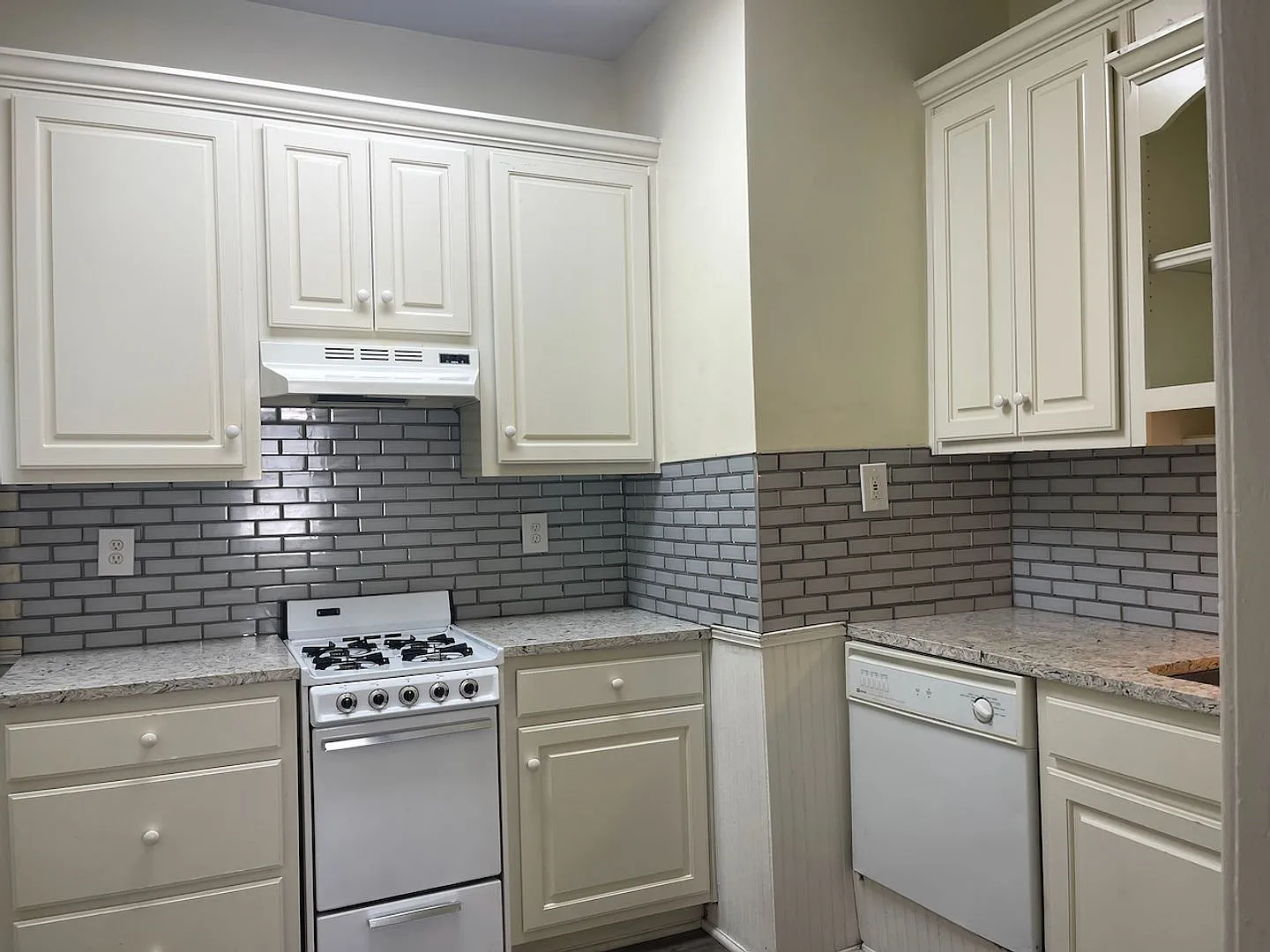Highland Ave NE, 890 — Photo 4