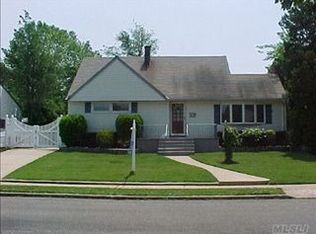 2184 Plum Tree Rd N, Westbury, NY 11590