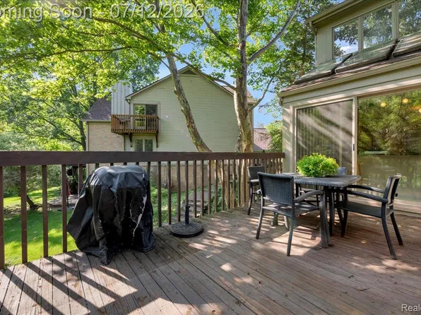 37418 Legends Trail Dr, Farmington, MI 48331