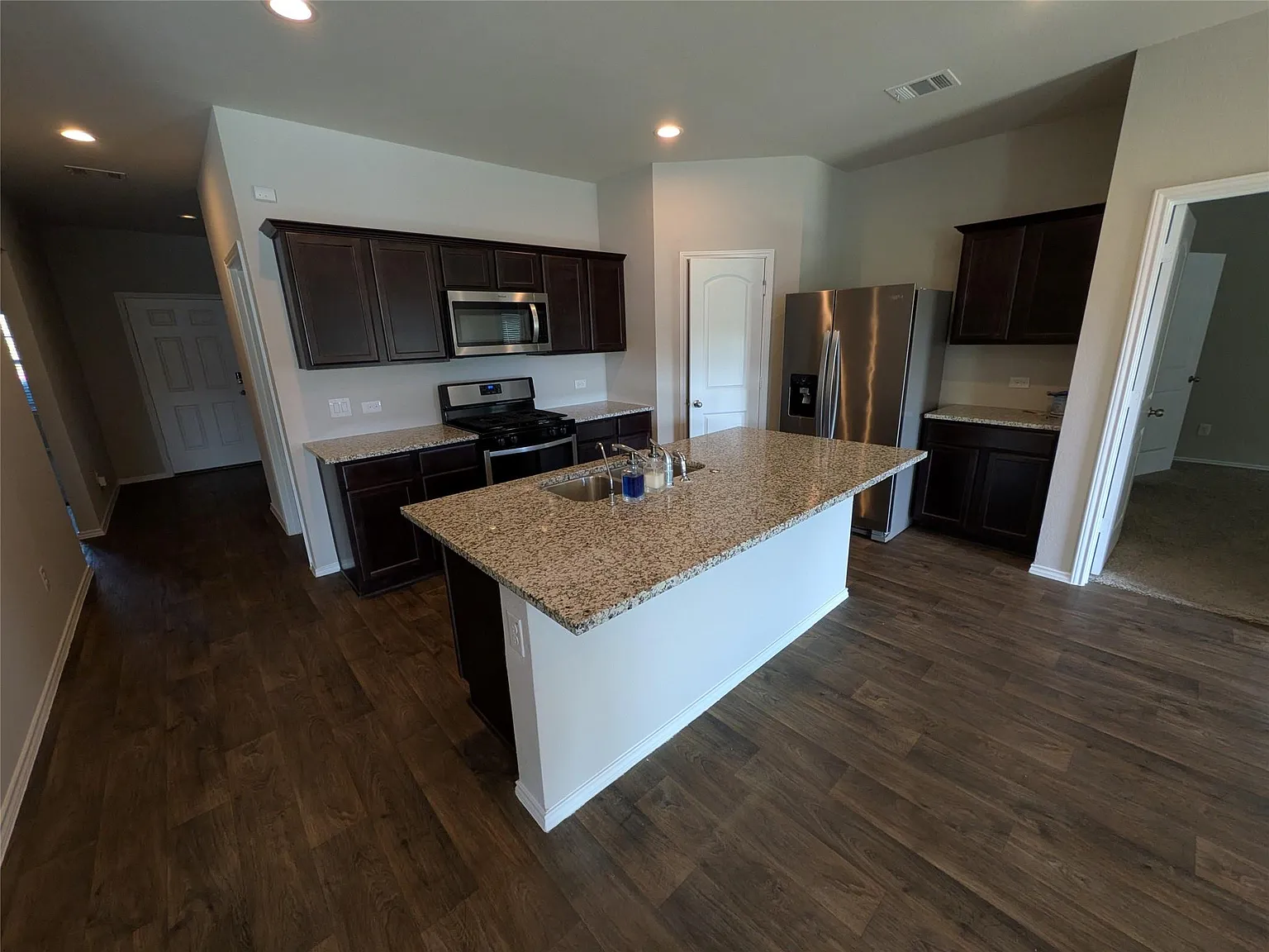 3 bed, 2.0 bath, 1633 sqft, $2,000 — Photo 2