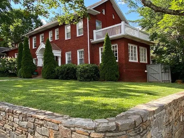 8 Colonial Pl, Asheville, NC 28804