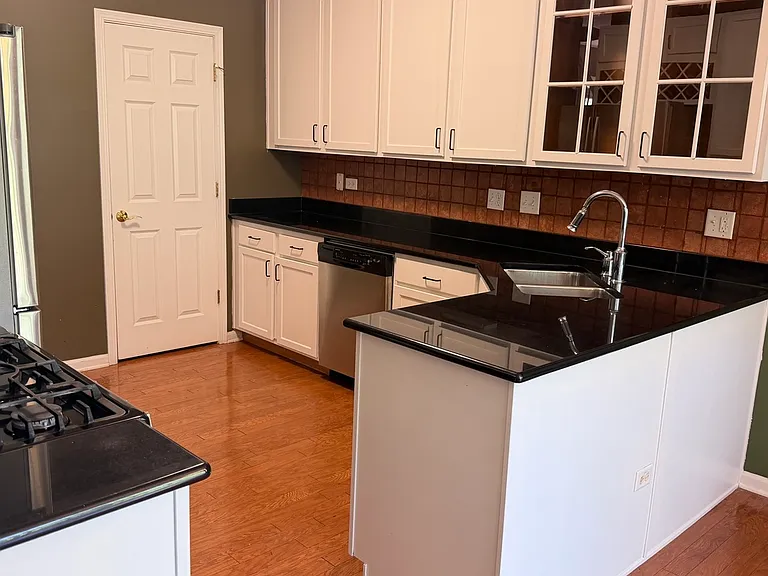 2620 Williamsburg Dr — Photo 5