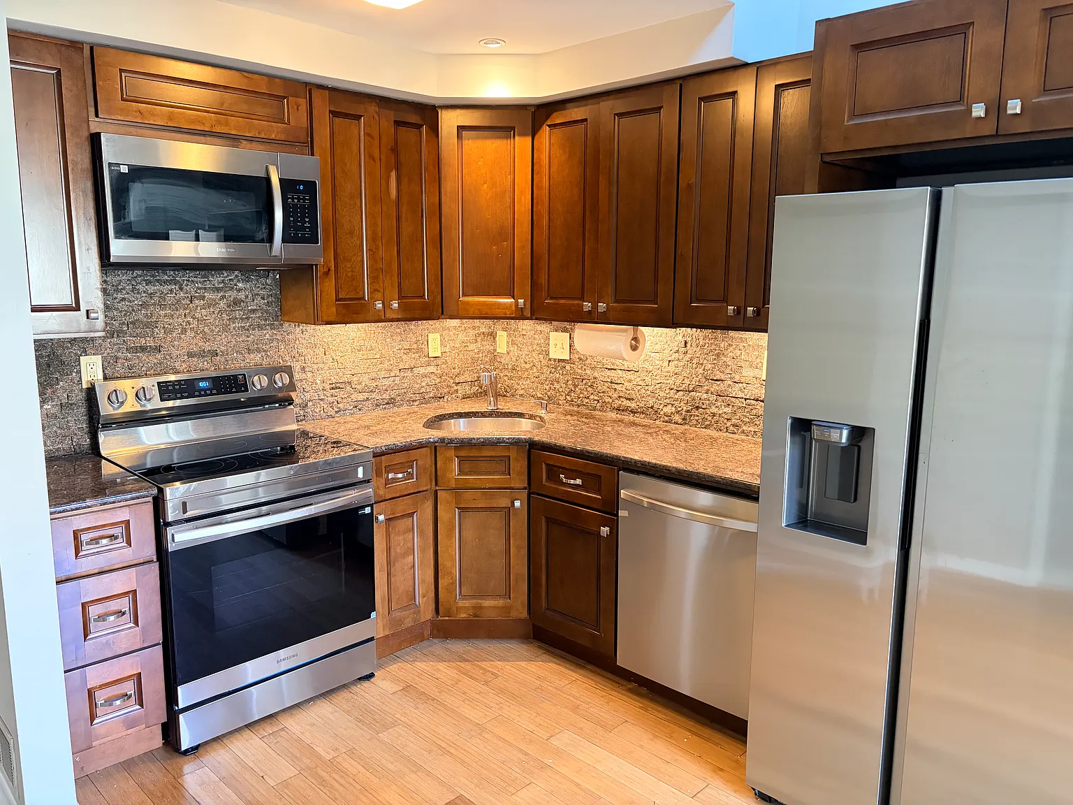 2 bed, 1047 sqft, $2,200 — Photo 2