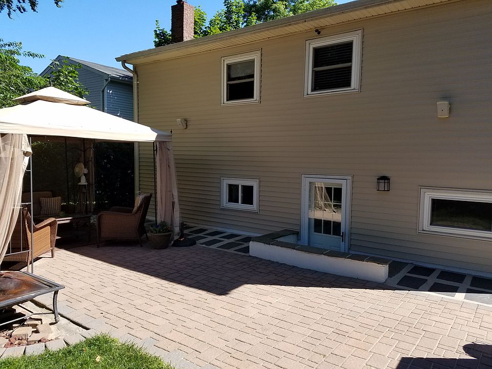 2nd image of 271 Laurel Rd