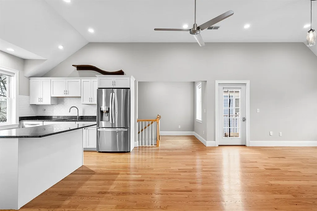 2 bed, 2.0 bath, 1285 sqft, $3,975 — Photo 3