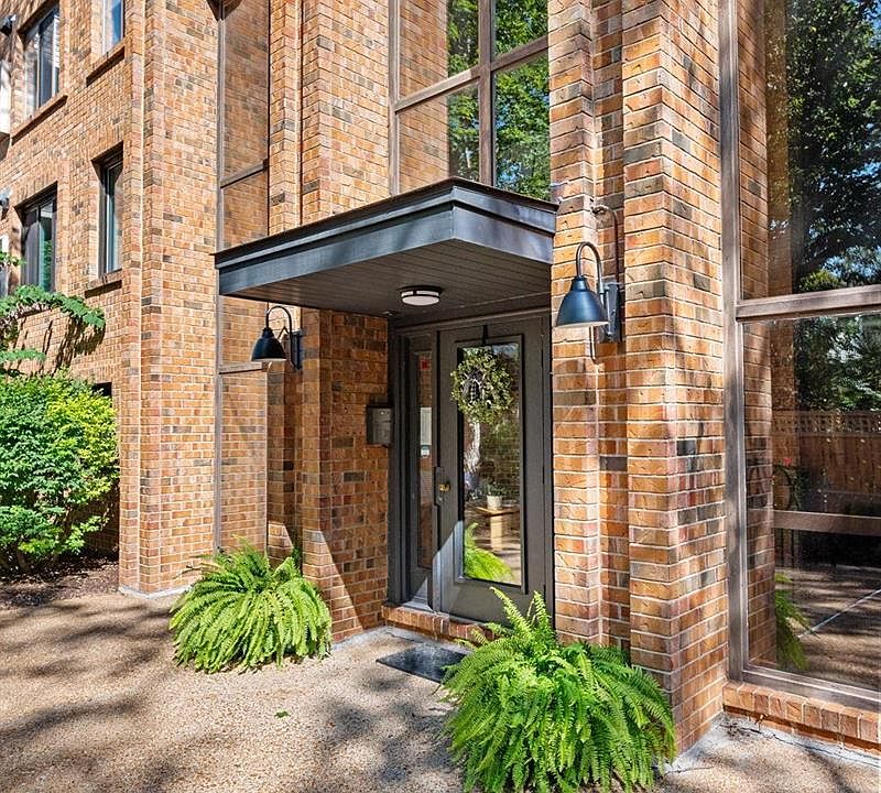1st image of 1030 N Harrison Ave APT 204