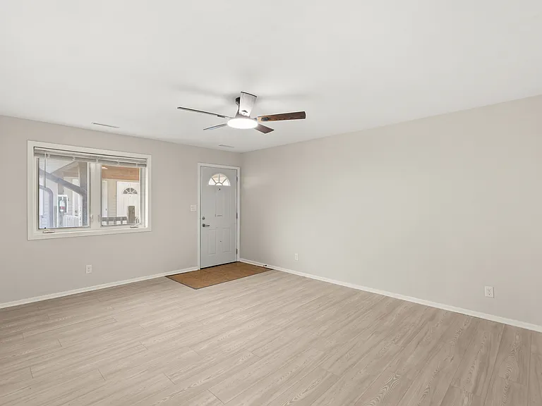428 Stonehaven Dr — Photo 16