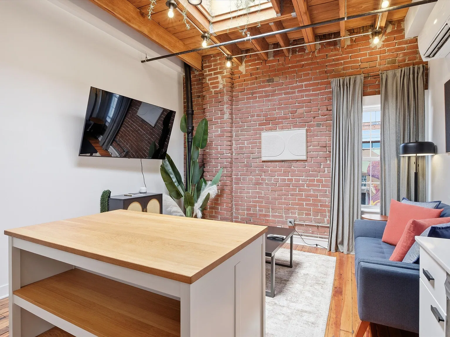 1 bed, 567 sqft, $1,700 — Photo 2