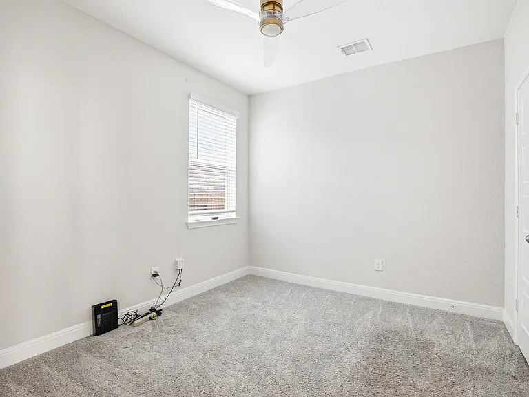 12139 Casparis — Photo 12