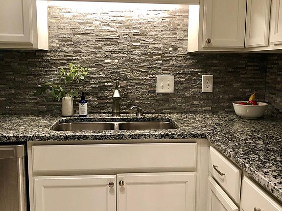 4th image of 3047 Lake Shore Dr #A