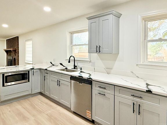 3rd image of 2818 Sylvia St