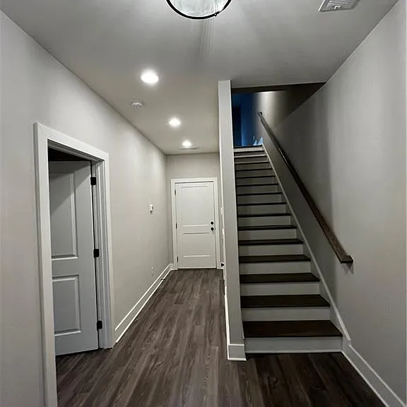 2011 Oak Ln NW — Photo 2