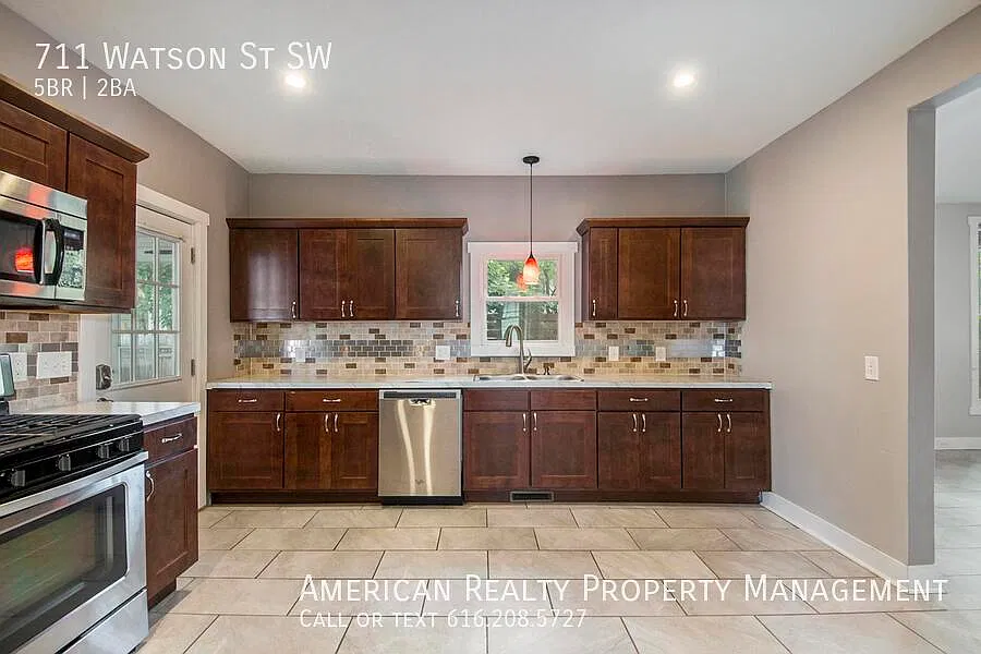 5 bed, 2006 sqft, $3,200 — Photo 3