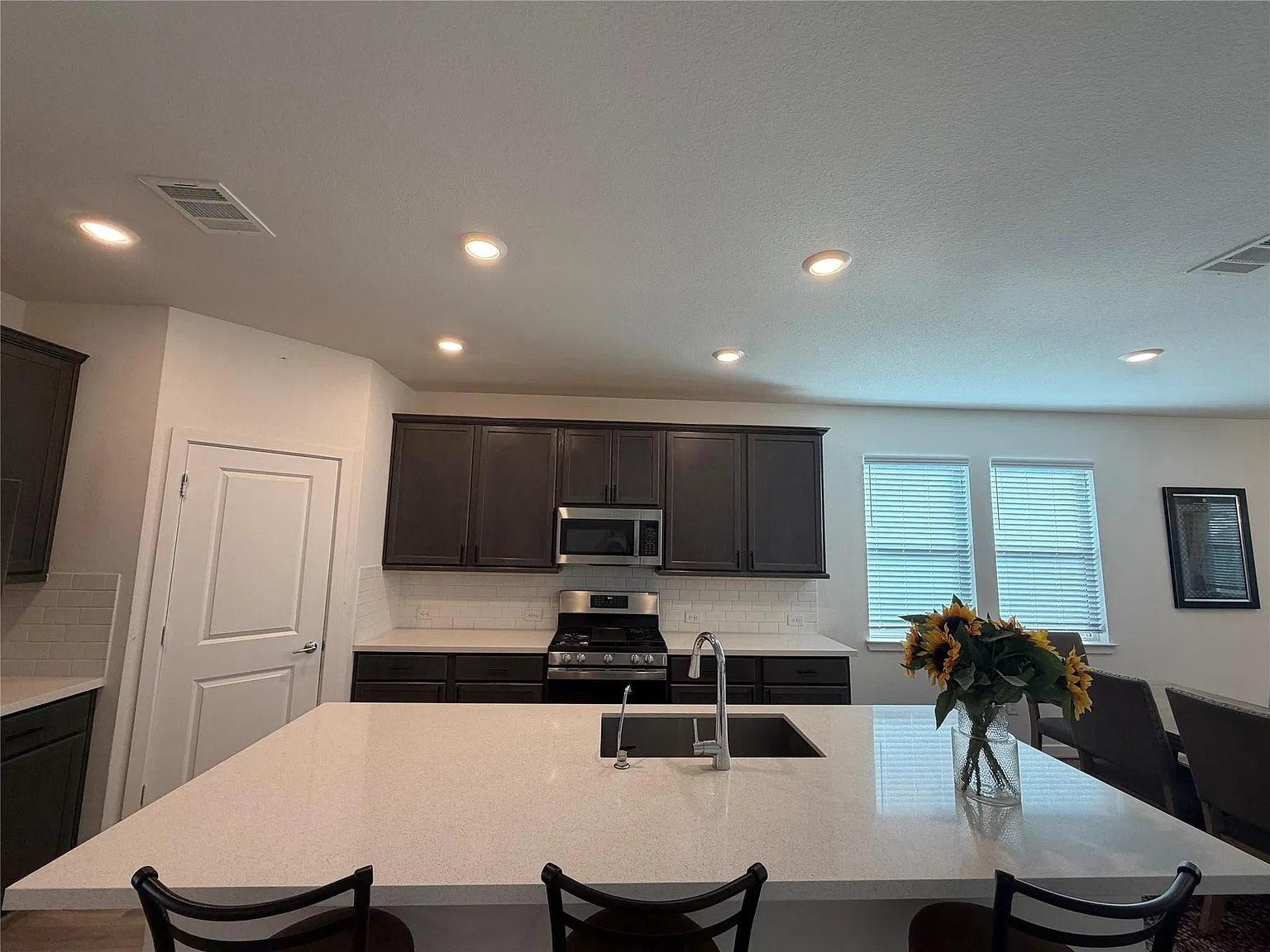 5 bed, 3.0 bath, 2809 sqft, $3,200 — Photo 2