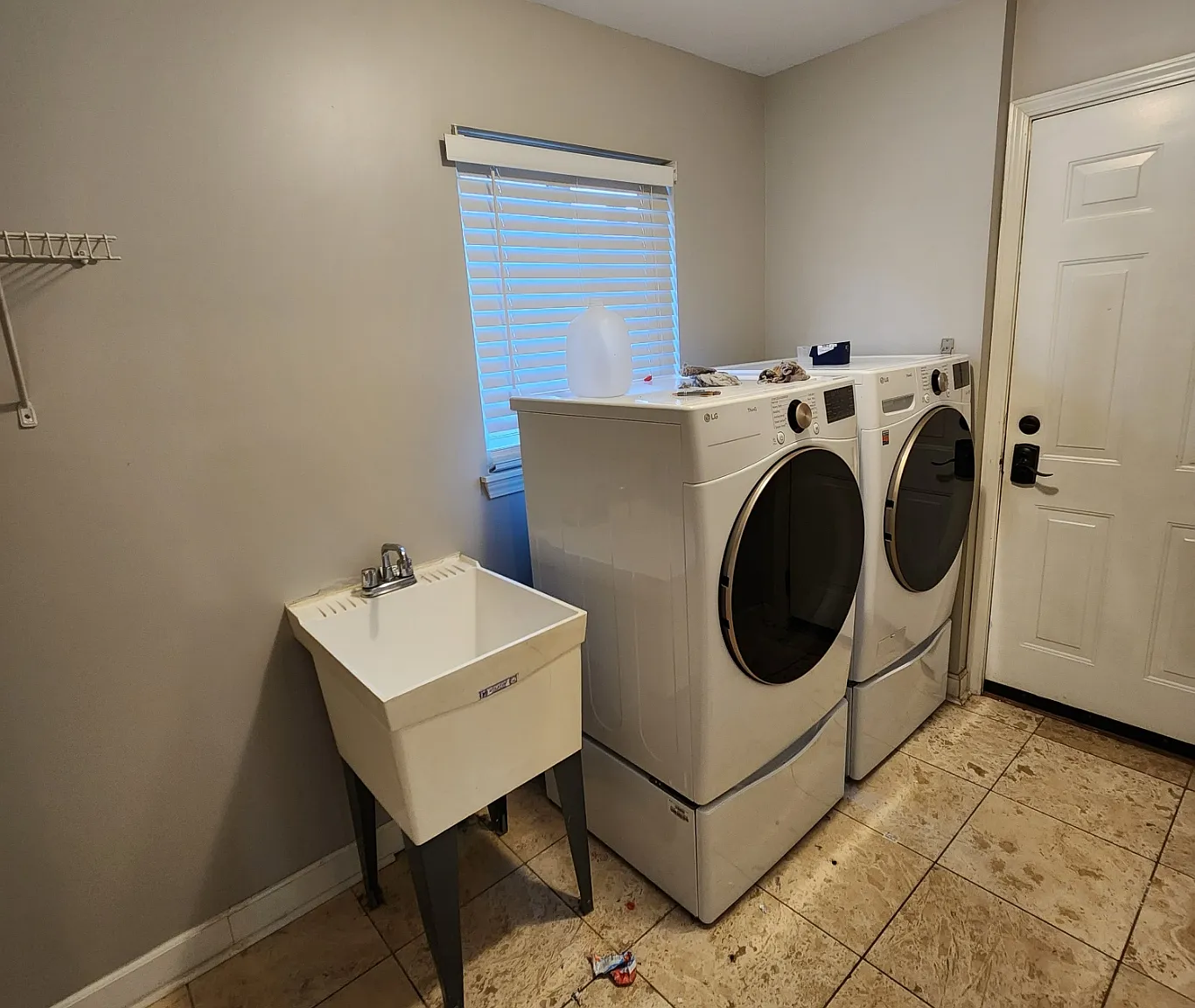 3 bed, 3.5 bath, 2100 sqft, $3,550 — Photo 3