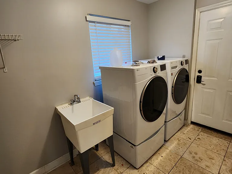1770 Churchill Ln — Photo 3