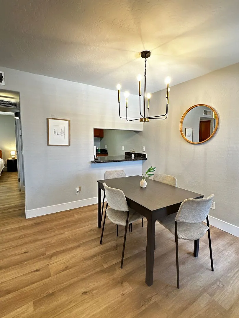 Fully Furnished 1 Bedroom 1 Bathroom Condo Updated Heart Of The Valley — Photo 4