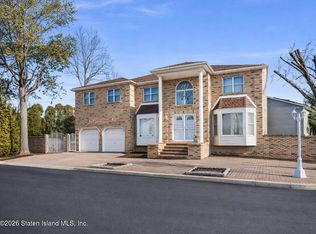 21 Kerry Ln, Staten Island, NY 10307