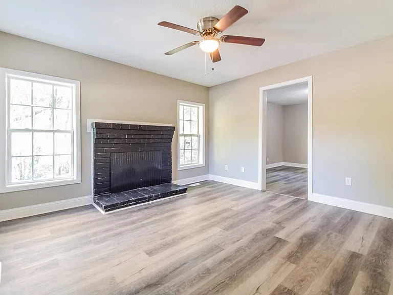 1670215_017_living_room_13511561.jpg