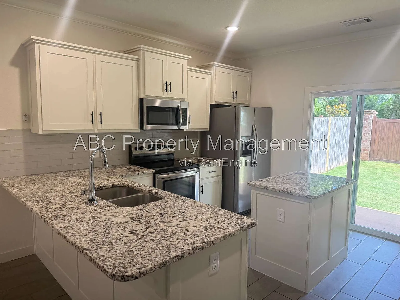 3 bed, 2.0 bath, 1767 sqft, $2,100 — Photo 3