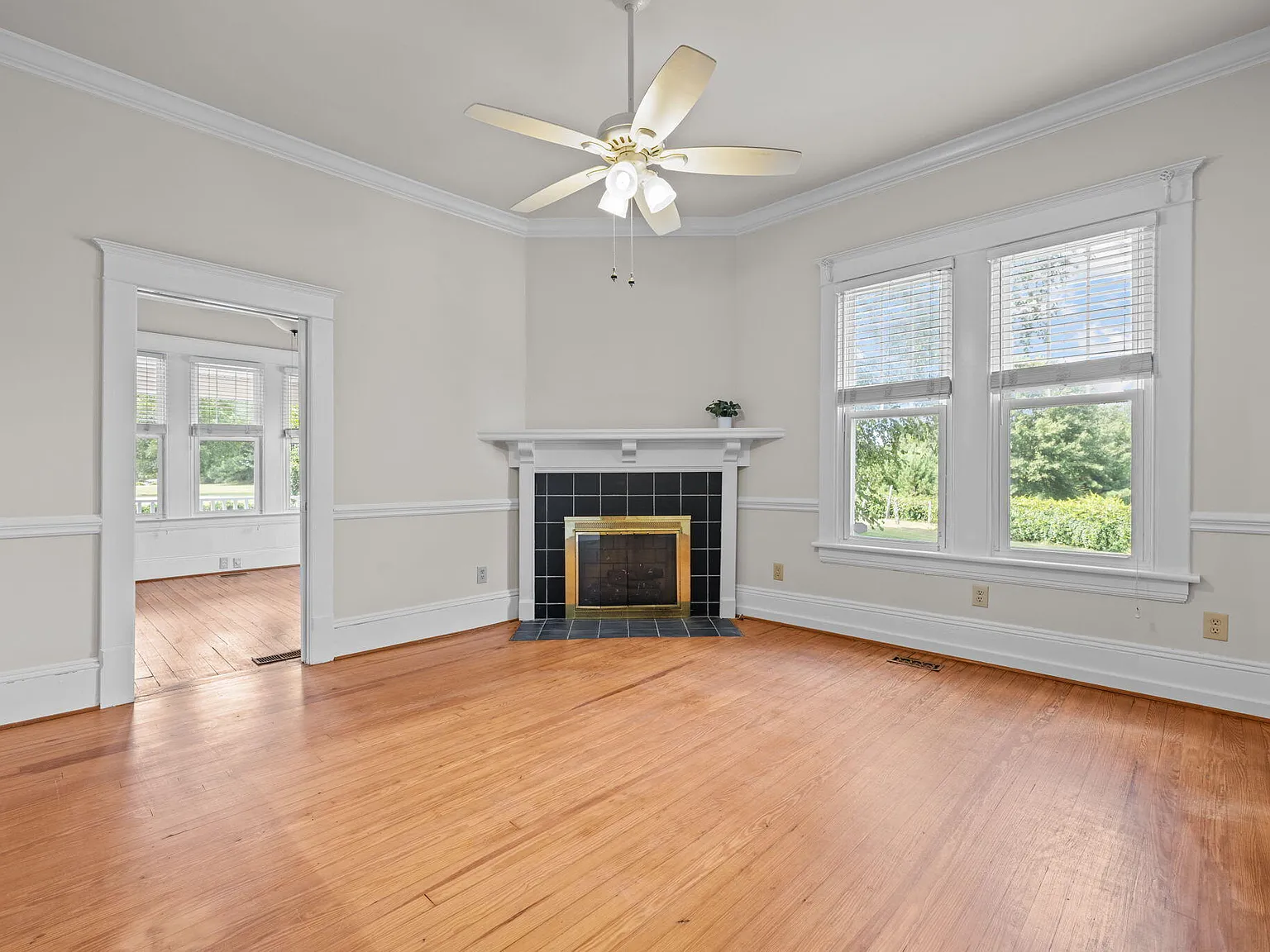 4 bed, 2.5 bath, 2998 sqft, $3,995 — Photo 4
