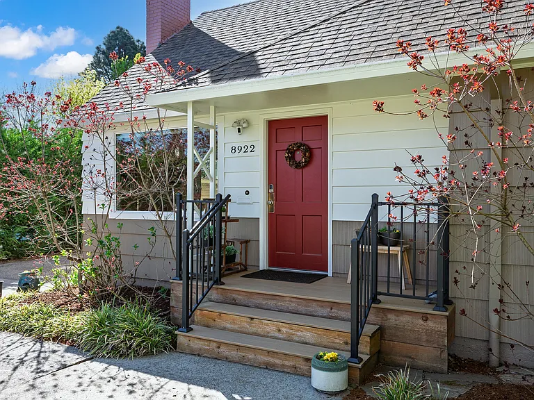 8922 SE Market St — Photo 35