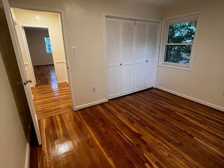 2404 Darrow St — Photo 11
