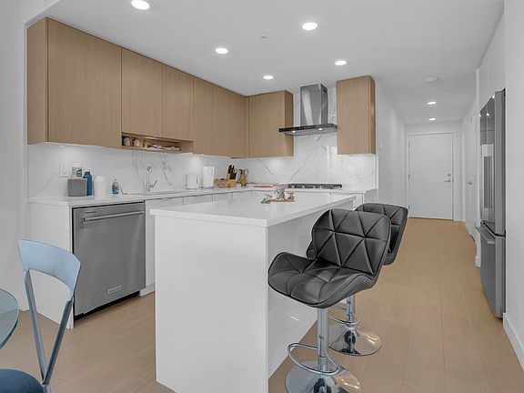 3rd image of 7769 Park Cres #1106
