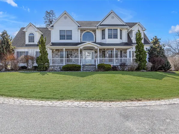 4 Gianna Court, Hauppauge, NY 11788