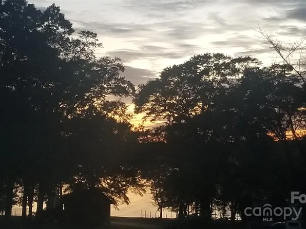 303 Horseshoe Dr, Mount Holly, NC 28120