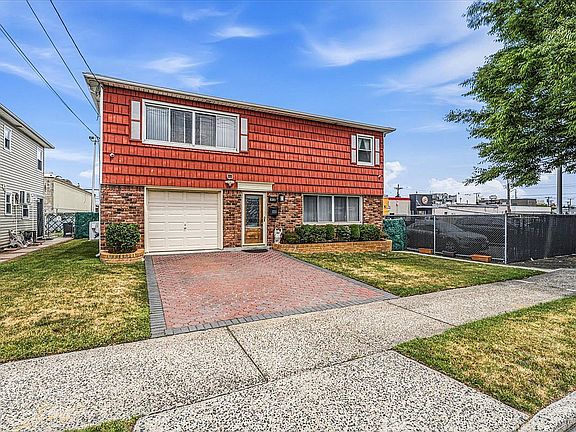 3rd image of 16133 92nd St