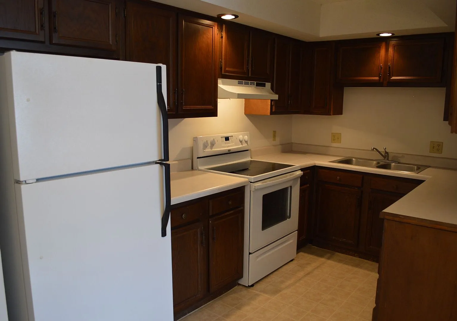 Ambassador East — Photo 2