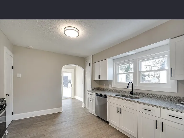 1835 Thornapple Ave — Photo 3