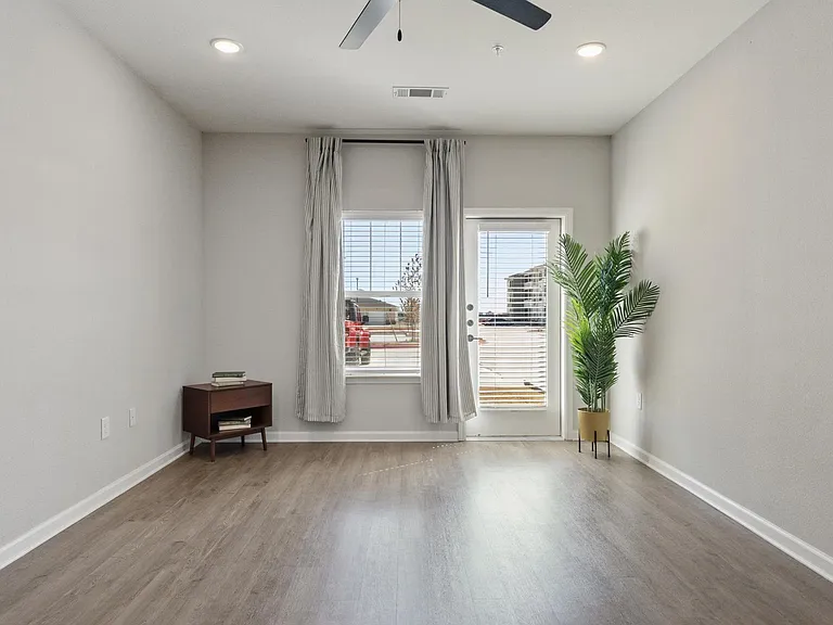Whispering Pointe Apartments — Photo 56