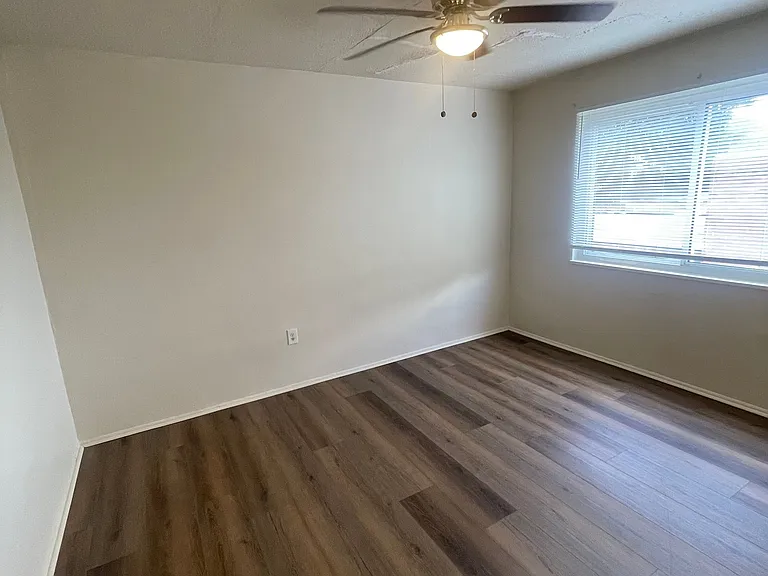 Royal Oaks Apartments — Photo 32