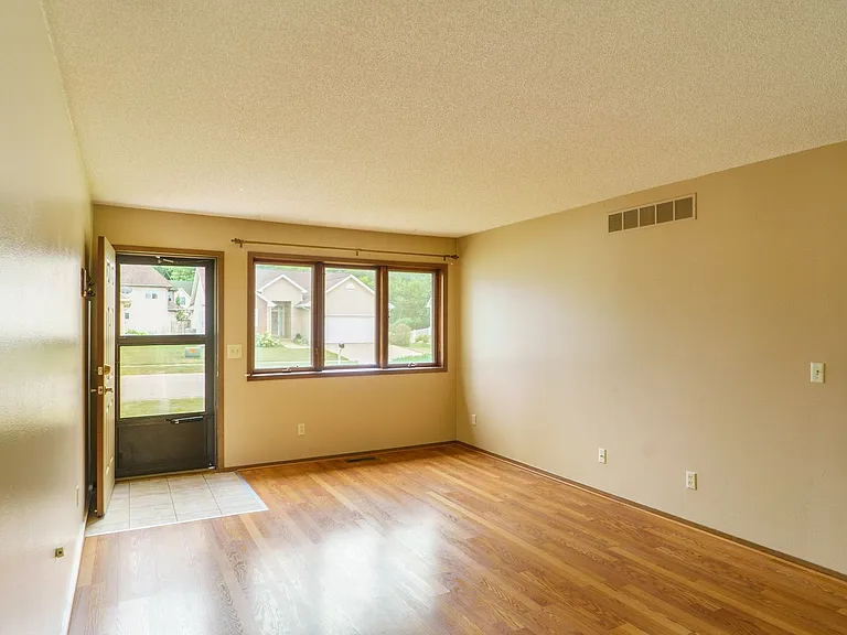 617 Onyx St — Photo 3