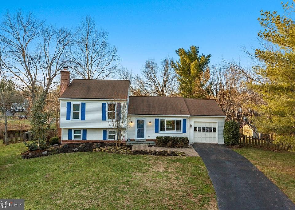 Welcome to 10171 Yorktown Way!