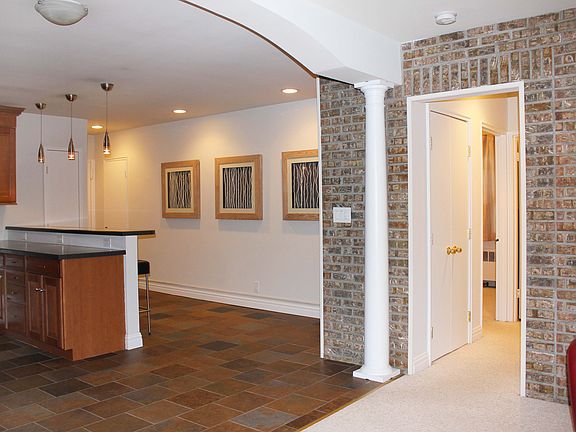 4th image of 1 Bryant Cres APT 2D