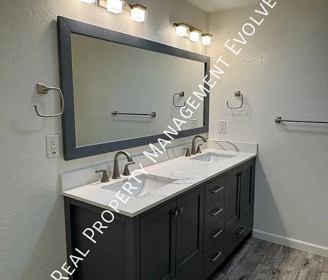 3914 E Surrey Ave — Photo 24