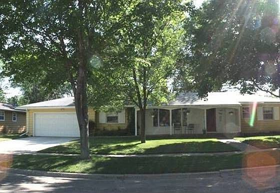 5th image of 704 Marguerite Ave