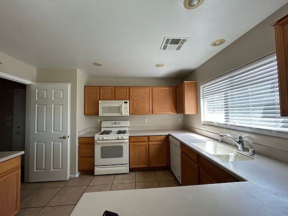 5th image of 6824 Tropicaire St
