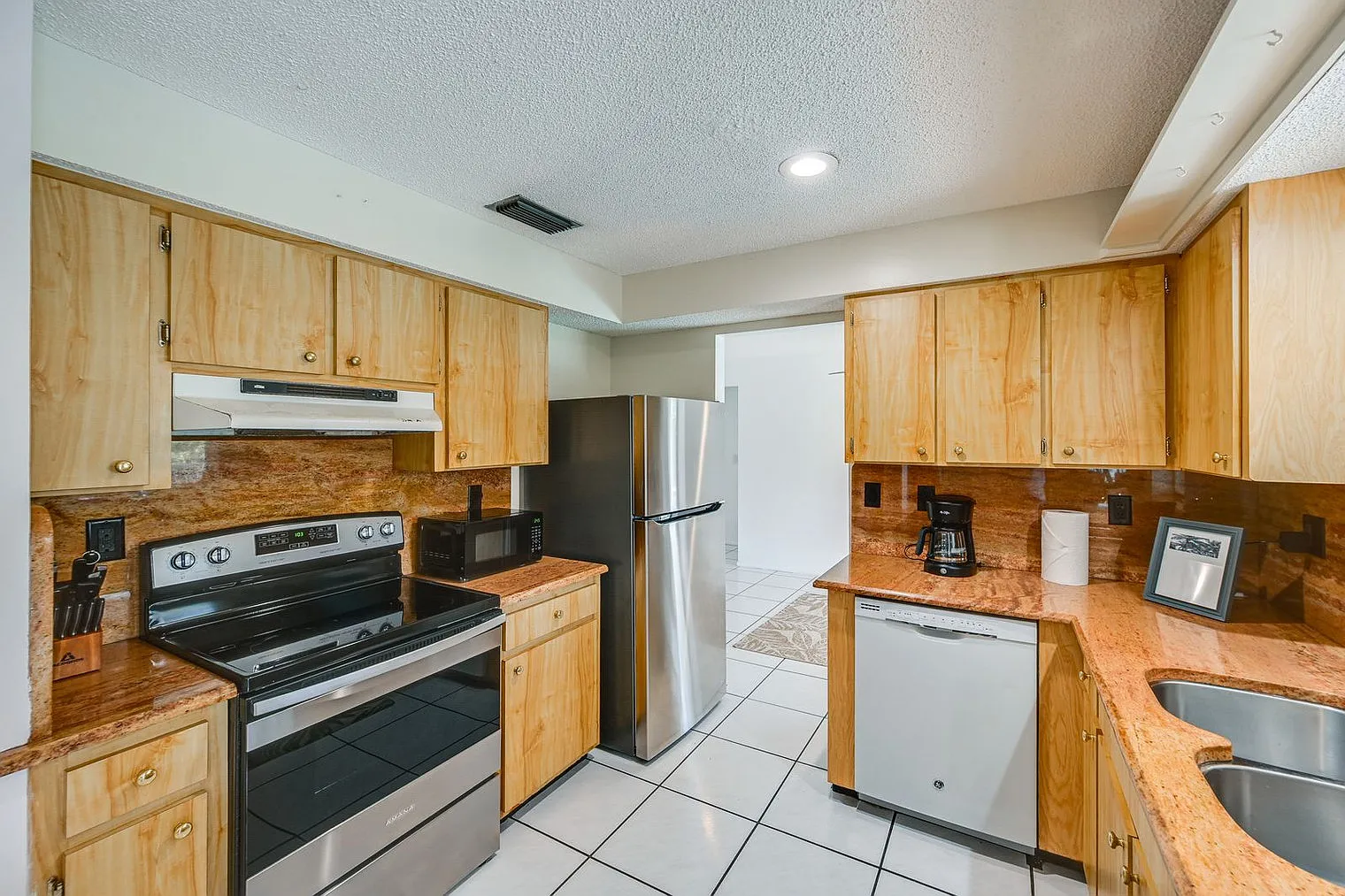 3 bed, 2.0 bath, 1797 sqft, $3,980 — Photo 4