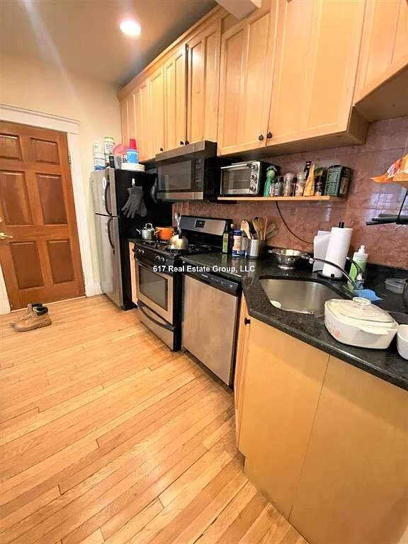 4 bed, 1600 sqft, $6,000 — Photo 2