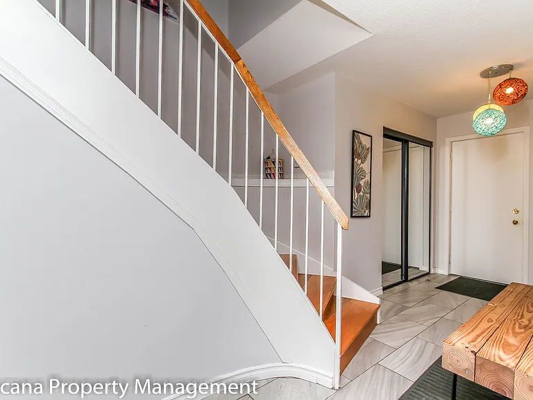 72 Burlington Cres #1 — Photo 4