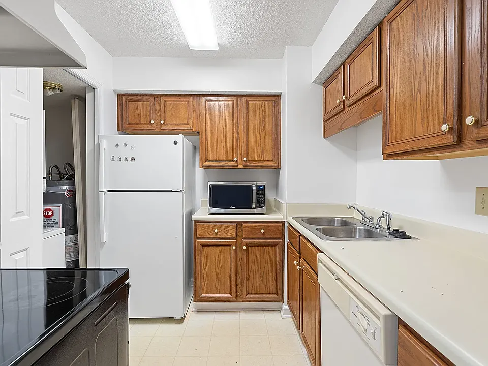 2325 Elliston Pl #402