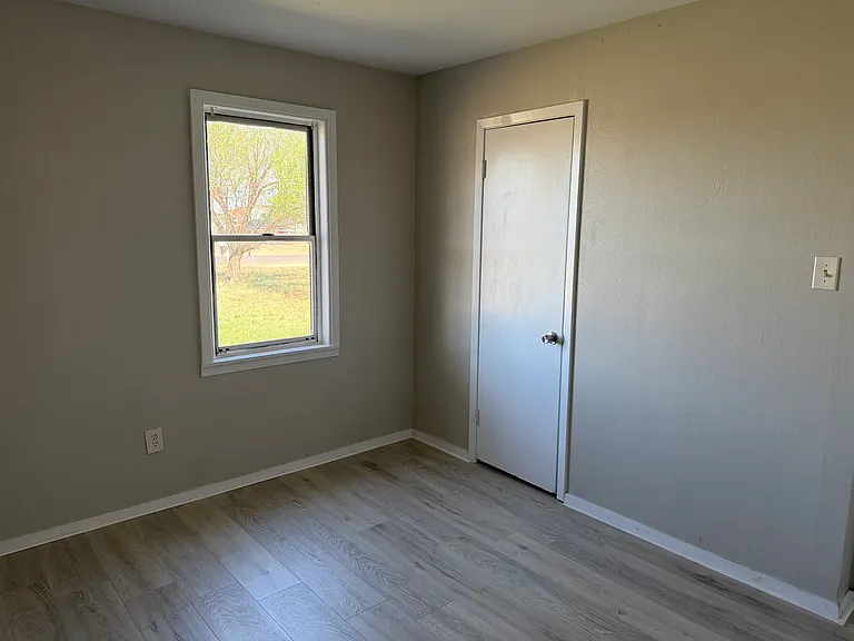 1008 N Avenue J — Photo 5