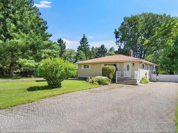 6333 Harriet Dr, Waterford, MI 48327