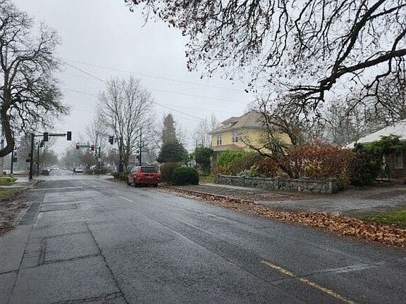 4th image of 143 SE 6th Ave