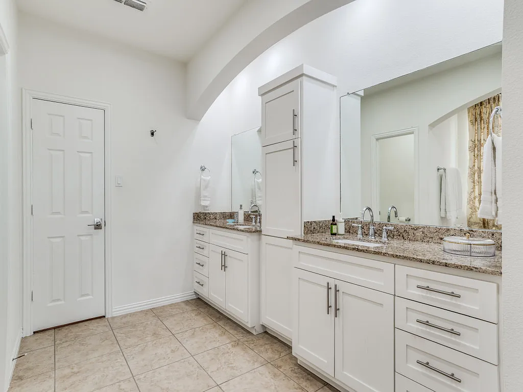 4 bed, 3.5 bath, 3814 sqft, $5,000 — Photo 2